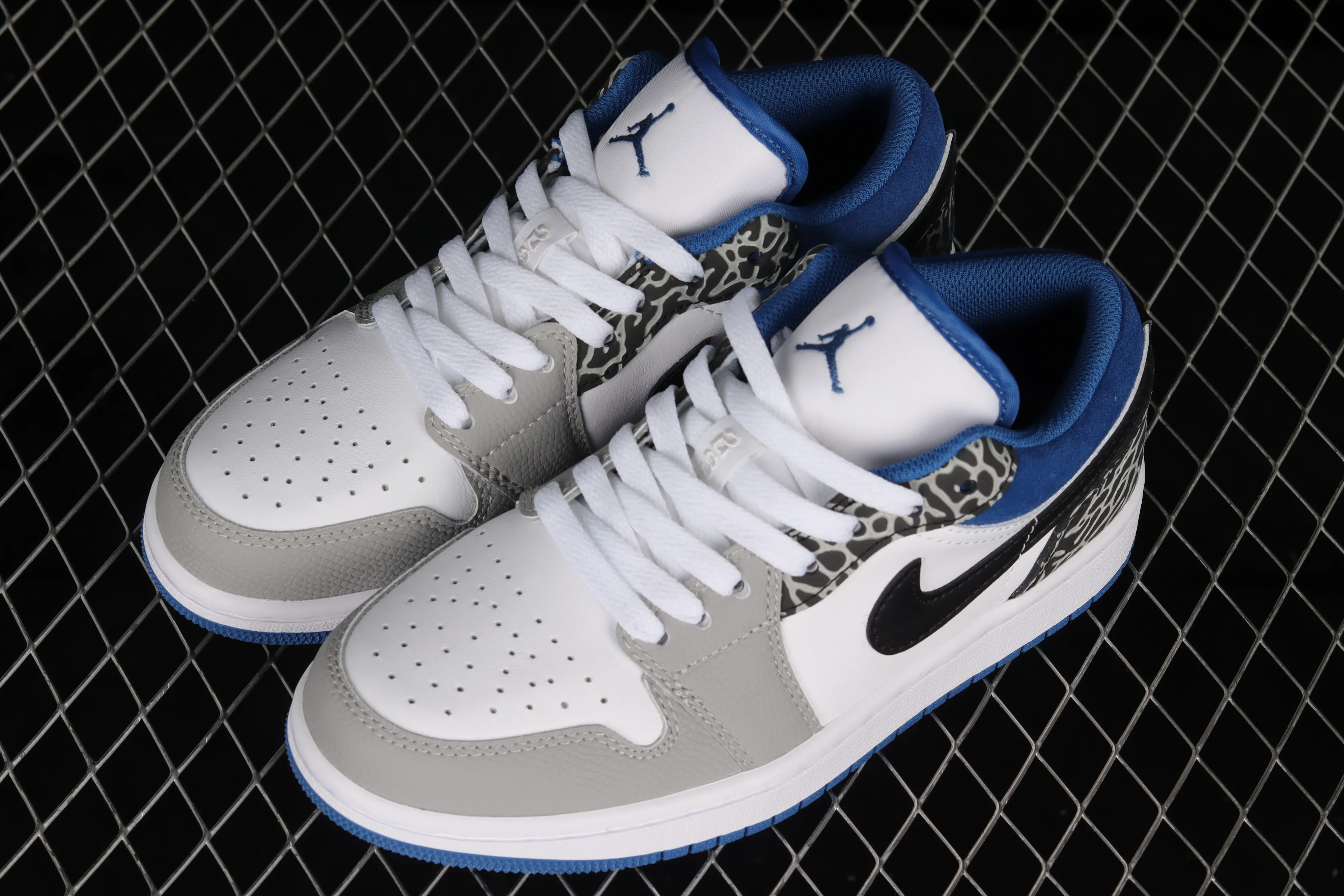 All categories Air Jordan Jordan series basketball shoes Air Jordan 1 Low Z version Air Jordan 1 Low "True Blue" AJ1 Joe 1 burst white and blue color low-top basketball shoes DM1199-140